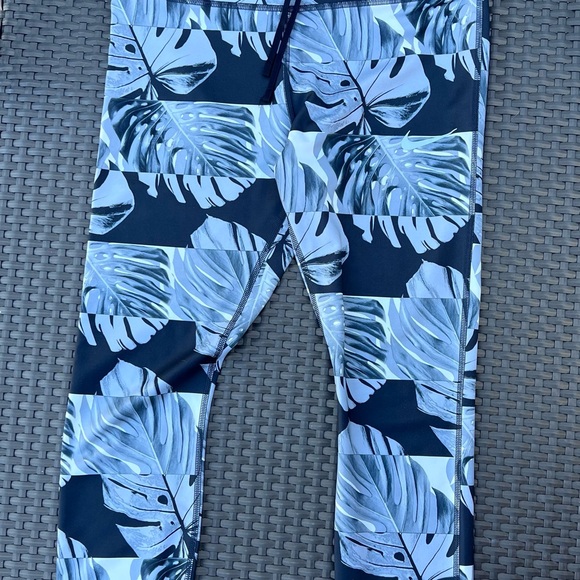 NIKE Leaf Print Leggings Yoga Pants Size Medium Like New - Picture 15 of 16